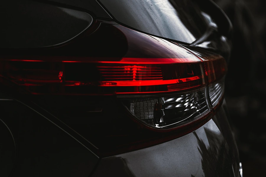 L'indispensable Tail Light: Funzione, Evoluzione è Significatu di Sicurezza